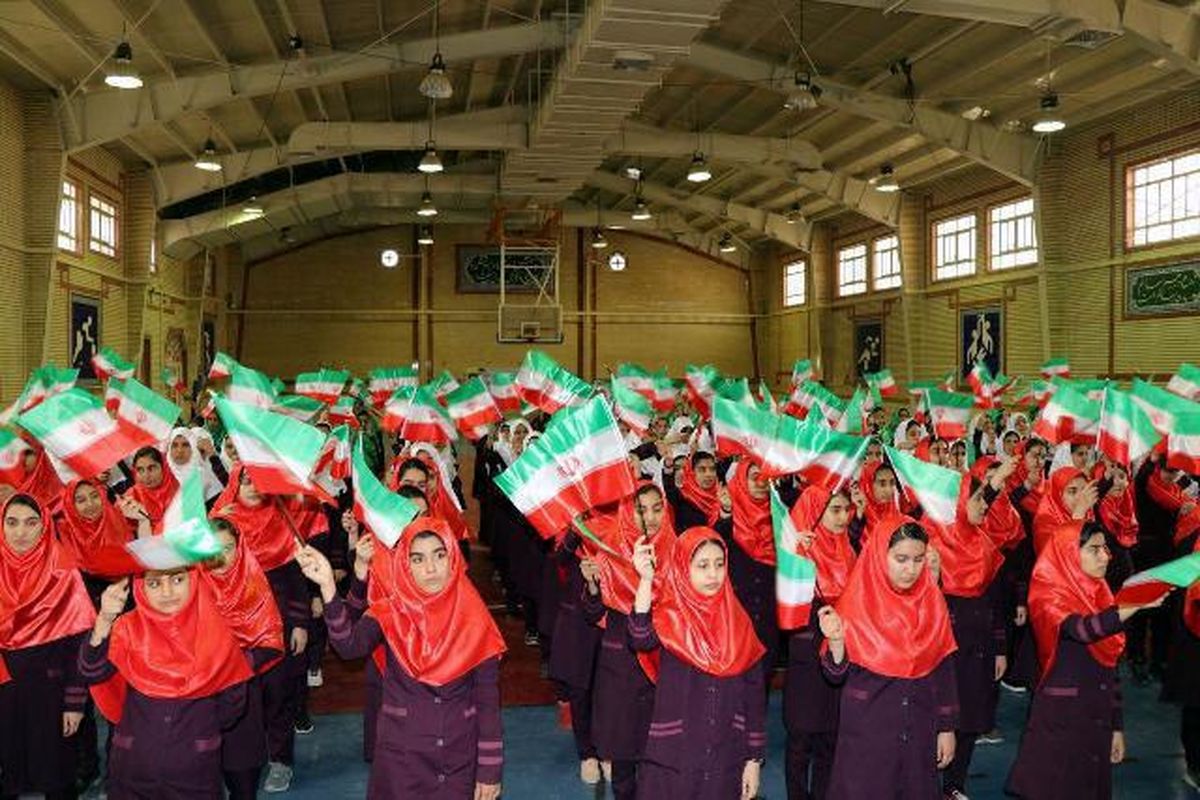 گروه سرود 1357 نفره دانش آموزی «همسرایان فجر» لرستان آماده اجرا در مراسم 22 بهمن است