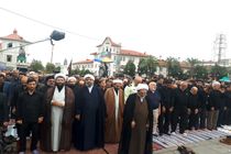 اقامه نماز ظهر عاشورا در میدان شهدای ذهاب شهر رشت/  گیلانیان در روز عاشورای حسینی به سوگ نشستند