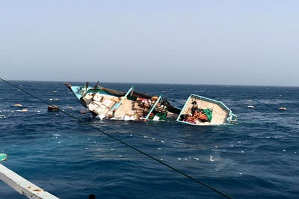یافتن یک قایق نجات متعلق به لنج صیادان غرق شده توسط گشت بنادر و دریانوردی