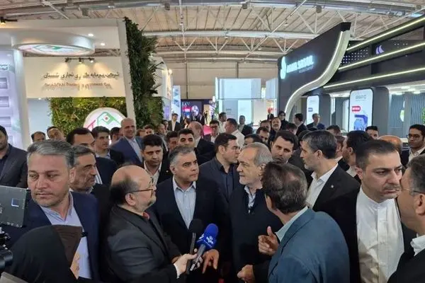 بازدید دکتر پزشکیان از غرفه هلدینگ خلیج فارس در نمایشگاه نفت، گاز و پتروشیمی