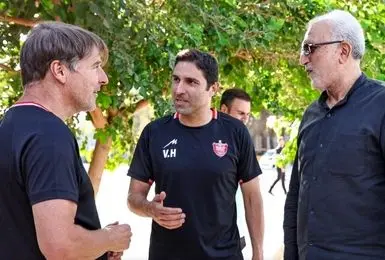 حضور حسین فرکی در تمرین پرسپولیس و دیدار با وحید هاشمیان