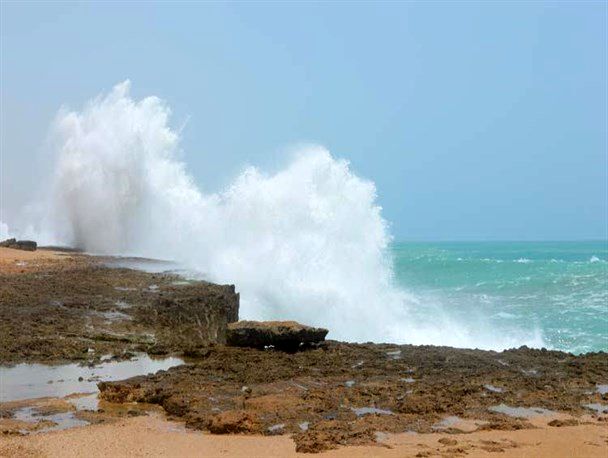 تلاطم دریا در سواحل دریای عمان/ تمهیدات لازم در بنادر غرب هرمزگان صورت پذیرد