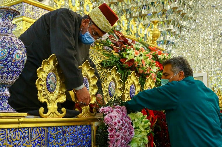 حرم کاظمین به مناسبت اعیاد شعبانیه گلباران شد