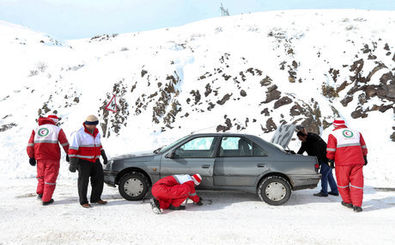 امدادرسانی به 220 مسافر گرفتار در برف جاده‌های کرمانشاه