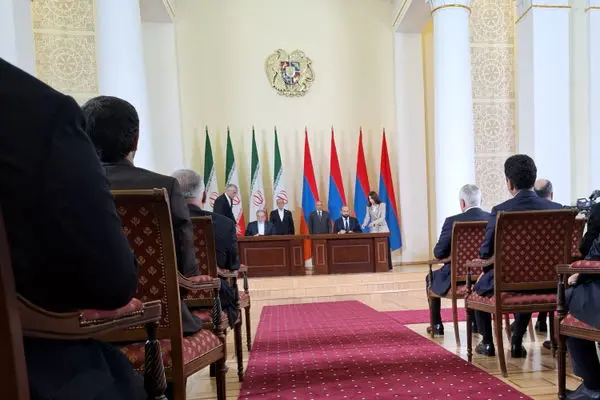 یک بیانیه مشترک و 10 سند همکاری میان ایران و ارمنستان امضا شد