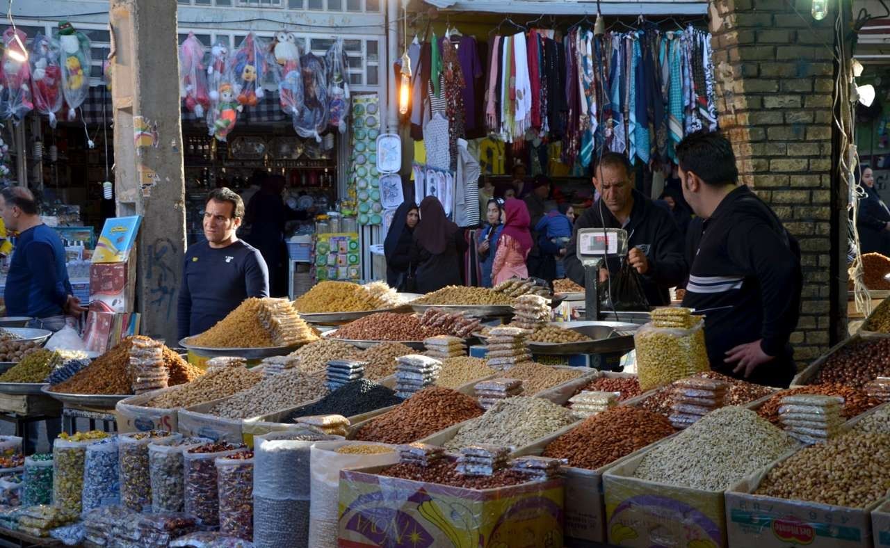 شب بازارهای سنتی در راسته خیابان پانزده خرداد راه اندازی شد
