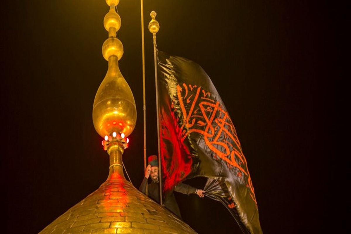 تعویض پرچم امام حسین(ع) به مناسبت ایام محرم بدون مراسم