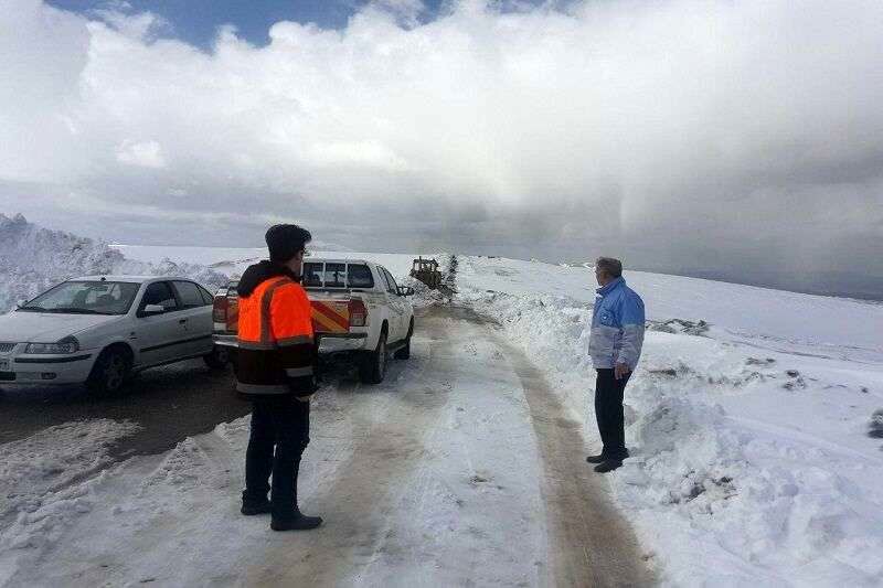 نجات مسافران گرفتار در جاده های برفگیر کرج