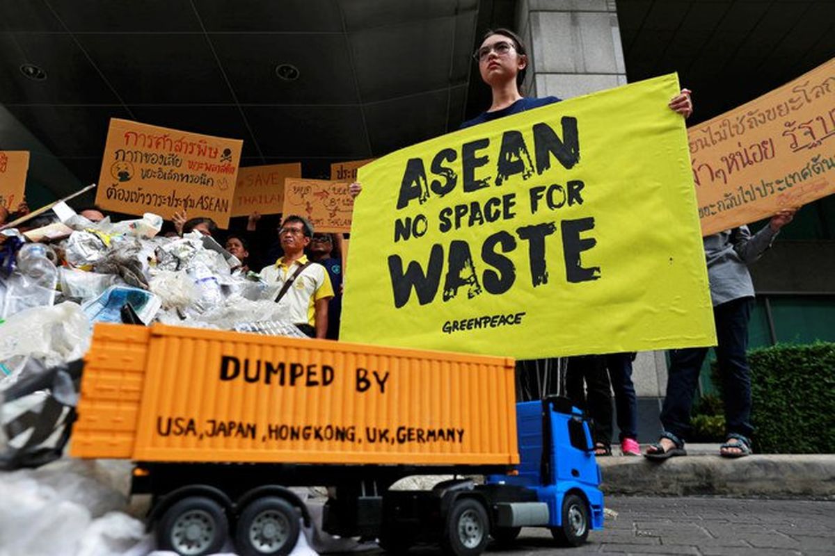 معترضان از رهبران آسه آن خواستند واردات زباله را ممنوع کنند