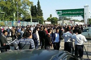 تجمع کارگران مقابل شرکت صنایع چوب و کاغذ مازندران