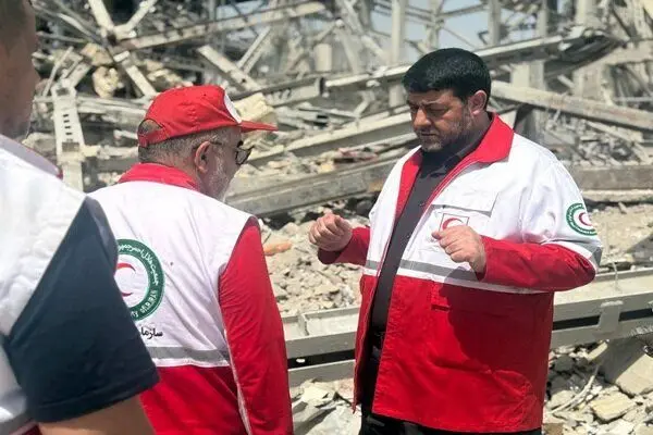 رئیس هلال‌احمر از مناطق هدف حمله تروریستی تهران بازدید کرد