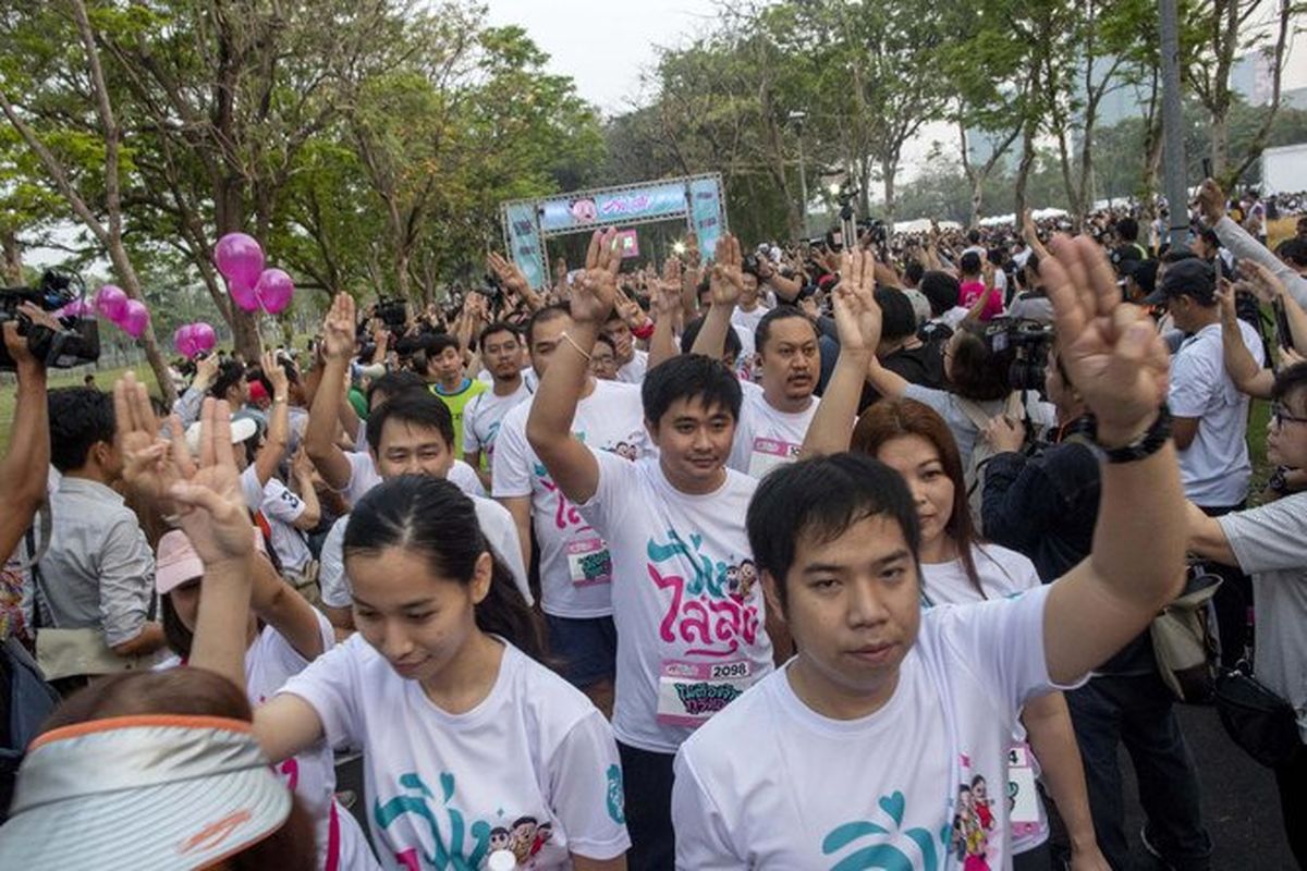 معترضان تایلندی در اعتراض به دولت تایلند به خیابان ها ریختند
