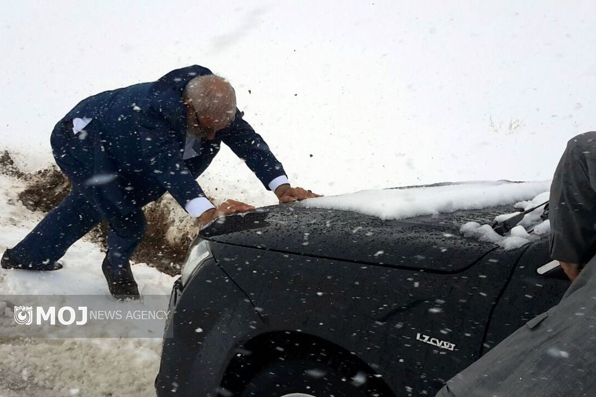 ملکشاهی راد و رئیس سازمان جهاد کشاورزی لرستان به مردم گرفتار در برف کمک کردند