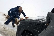 ملکشاهی راد و رئیس سازمان جهاد کشاورزی لرستان به مردم گرفتار در برف کمک کردند