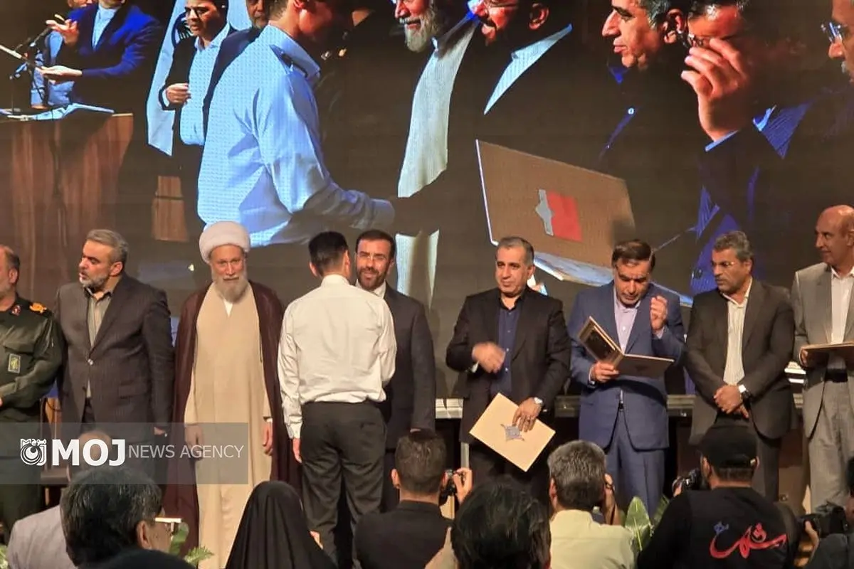 رئیس سازمان آتشنشانی شیراز در جشنواره شهید رجایی، به عنوان کارمند نمونه برگزیده شد