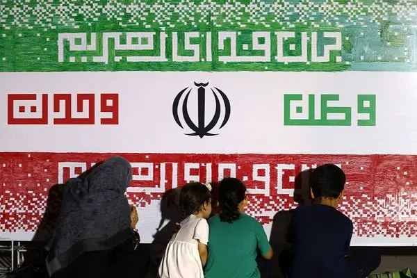  نقاشی متری و رنگ آمیزی پرچم ایران در جزیره کیش +فیلم