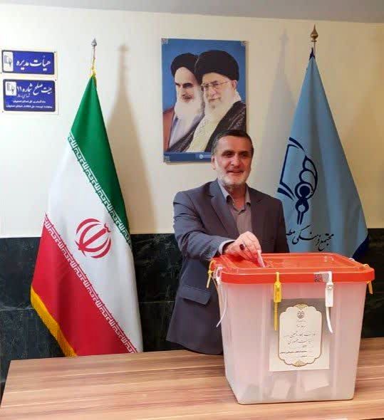 رئیس ستاد انتخابات استان اصفهان رأی خود را به صندوق انداخت
