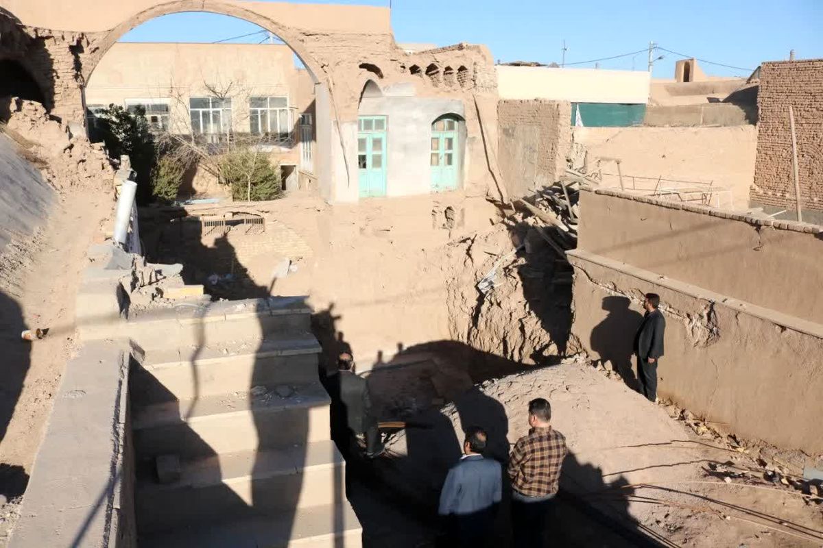 بازدید فرماندار یزد از منازل سیل زده در حال ساخت