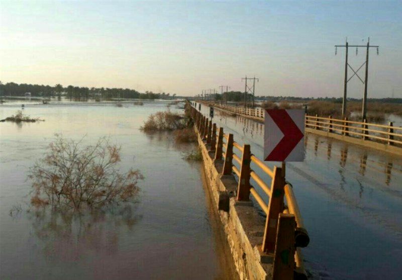 کمک رسانی به عشایر گنبد سیل زده از طریق هلی کوپتر