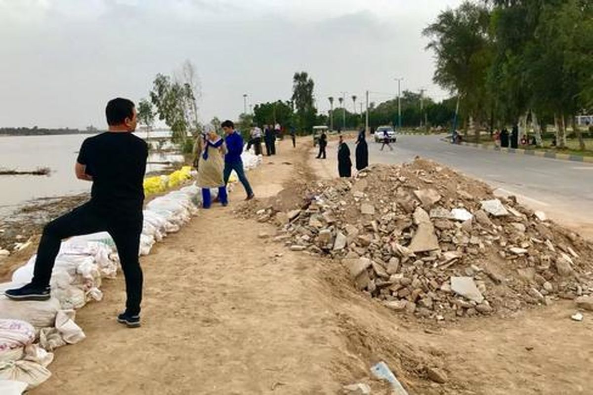 ساخت سیل بند با کمک نیروهای اصفهانی و مردم اهواز 