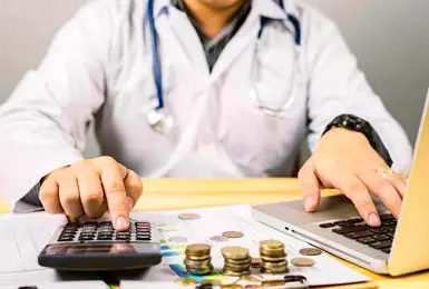 شناسایی ۱۹۰۰ پزشک متخلف با پرداخت‌های ارزی و رمزارزی