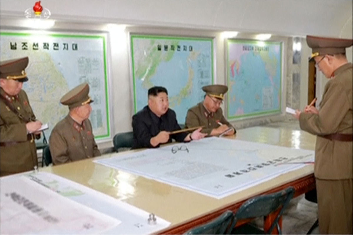 نقشۀ موشک باران جزیره گوام روی میز رهبر کره شمالی