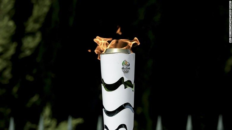 حمله به مشعل المپیک با سطل آب
