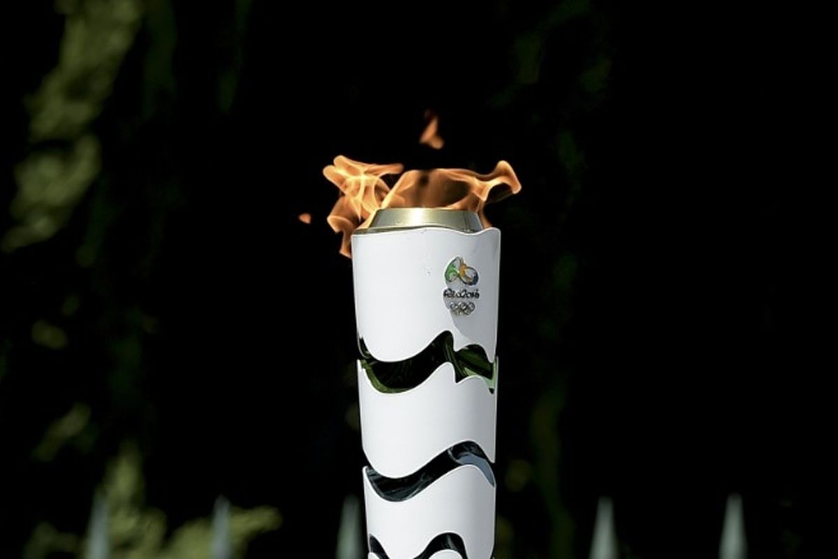 حمله به مشعل المپیک با سطل آب