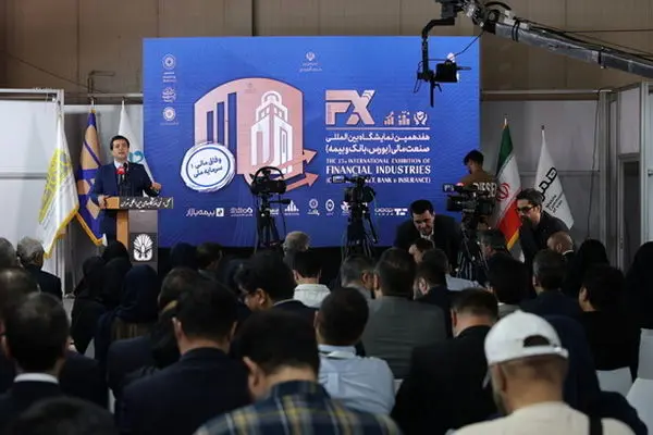 بازدید مدیران بانک توسعه صادرات ایران از هفدهمین نمایشگاه صنعت مالی