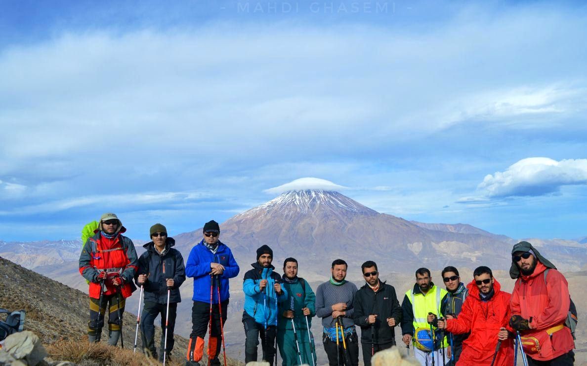 صعود طلاب کوهنورد به یکی از قلل مرتفع کشور