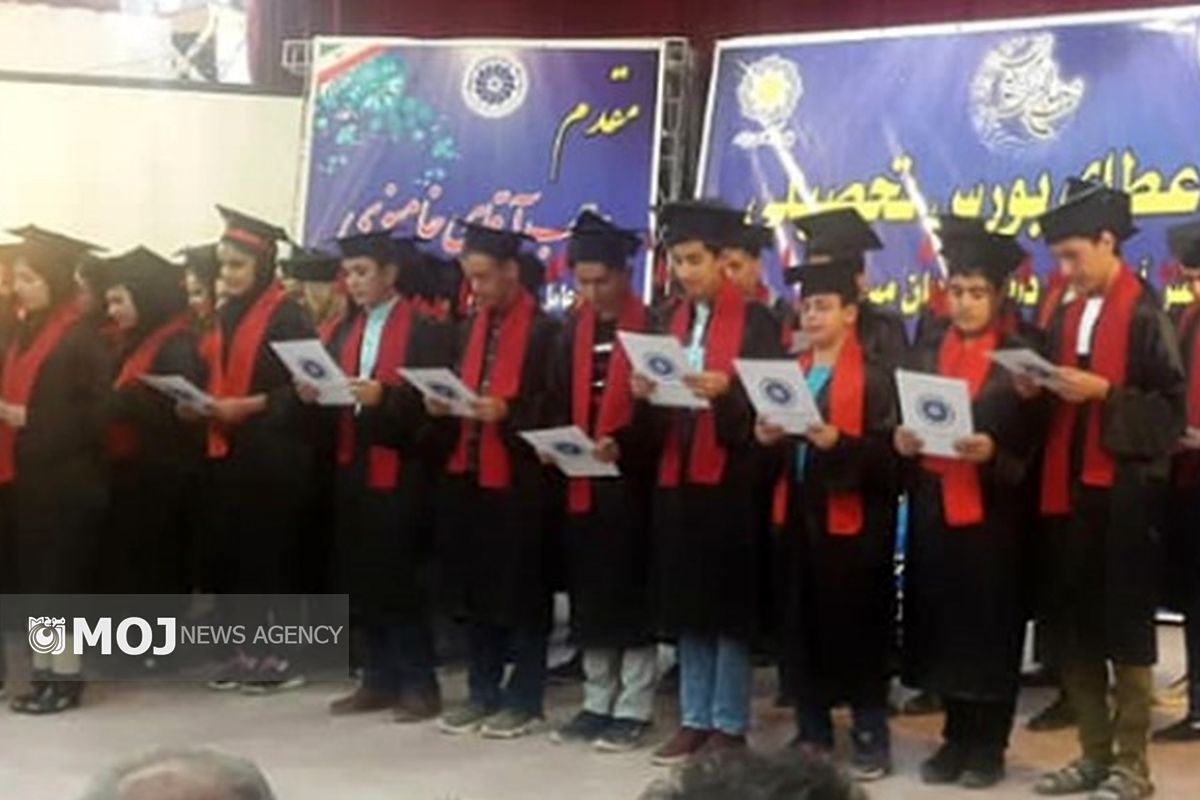 برگزاری جشن اعطای بورس تحصیلی به 70 دانش اموز و دانشجوی مستعد کردستانی