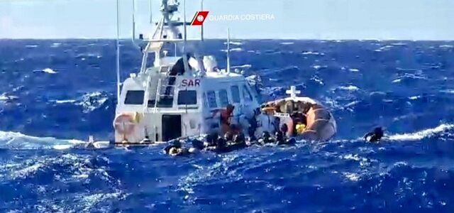 ۴۱ نفر در پی غرق شدن قایق مهاجران در آب‌های ایتالیا کشته شدند