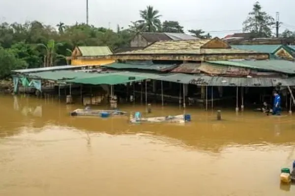 مرگ ۹۰ نفر در سیل و رانش زمین ویتنام