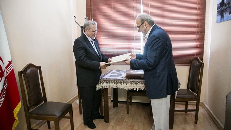 اهدای کتاب نفیس قرآن‌طباخ‌ به‌ استانداری اصفهان، توسط بانک‌پاسارگاد
