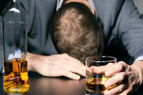دستبند پلیس بر دستان عامل اصلی توزیع مشروبات الکلی مسموم در هرمزگان 