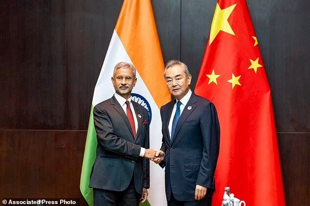 وزرای خارجه چین و هند بر سر ادامه تلاش‌ها برای حل اختلاف مرزی توافق کردند