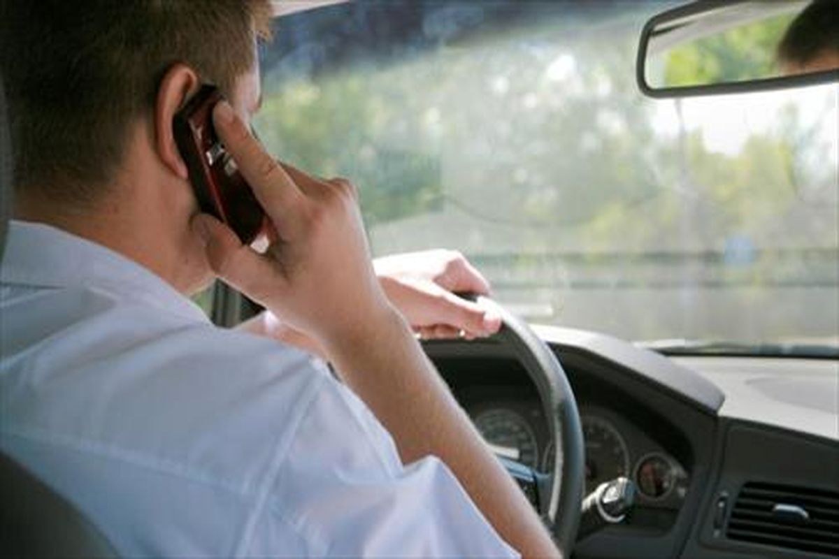 46 هزار راننده در جاده های اصفهان به دلیل استفاده از تلفن همراه جریمه شدند
