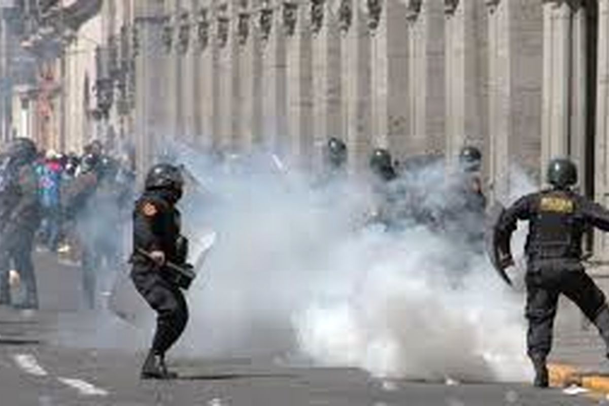 پلیس لیما تظاهرکنندگان را با گاز اشگ آور متفرق کرد