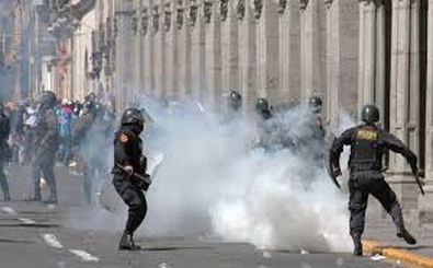 پلیس لیما تظاهرکنندگان را با گاز اشگ آور متفرق کرد
