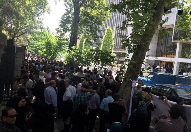 تجمع خانواده های شهدا مقابل شهرداری و شورای شهر تهران برگزار شد