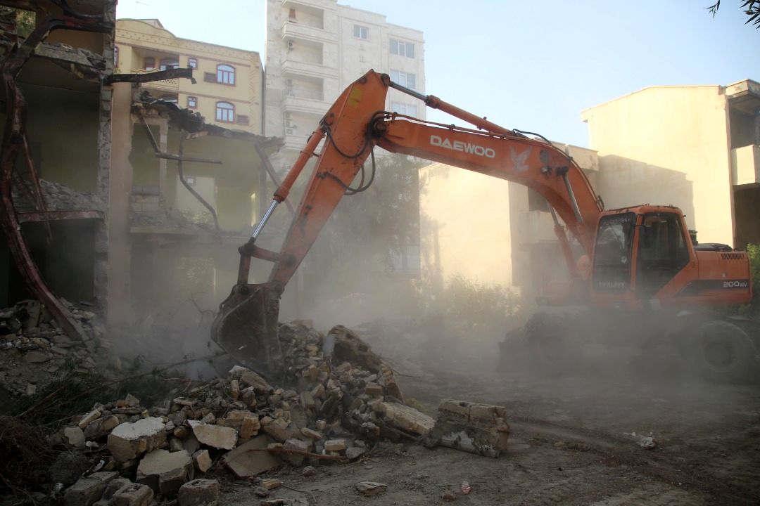 خانه‌های متروکه و مستعد خطر در محله امیرآباد تخریب شدند