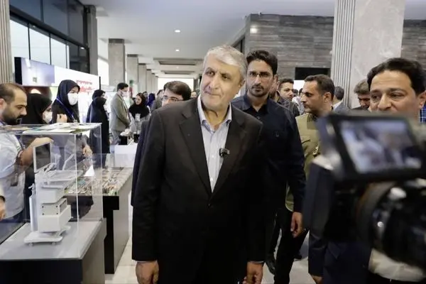 اسلامی از نمایشگاه دستاوردهای هسته‌ای بازدید کرد
