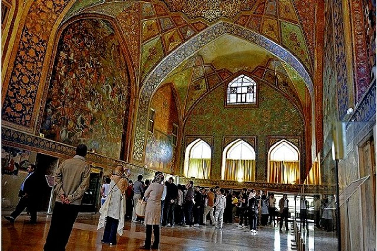 اتمام مرمت و نصب درب اصلی مجموعه جهانی کاخ چهلستون اصفهان