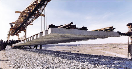 عملیات ریل گذاری و اجرای روسازی راه آهن میانه-بستان آباد آغاز شد