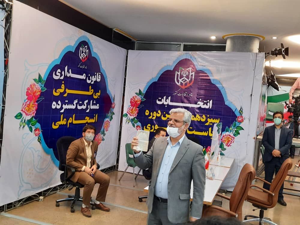 محمود صادقی در انتخابات ریاست جمهوری ثبت نام کرد