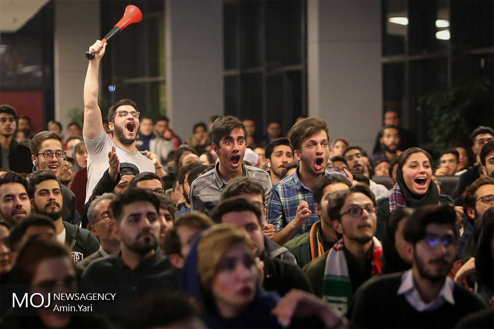 تماشای دیدار فوتبال ایران و عمان در پردیس چارسو