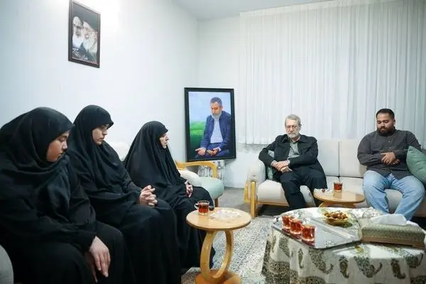 لاریجانی با خانواده شهید سرلشگر سعید ایزدی دیدار کرد