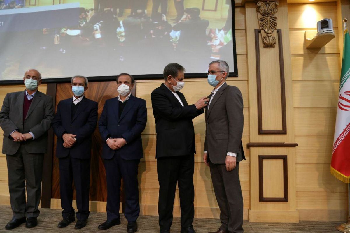 مدال افتخار ملی صادرات به شرکت ذوب‌آهن اصفهان رسید