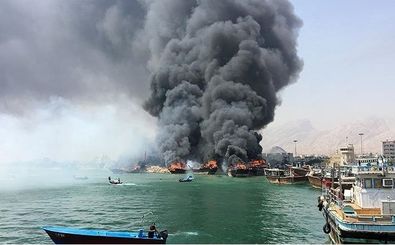 آتش سوزی در پارکینگ قایق‌ها در بندرکلاهی میناب/۱۴ قایق صیادی طعمه حریق شد