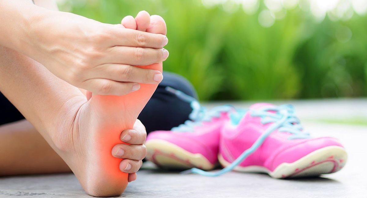 علت درد کف پا چیست؟ درمان آن چگونه است؟